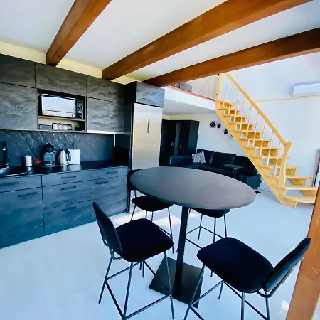 Sea & Sunset View In 公寓